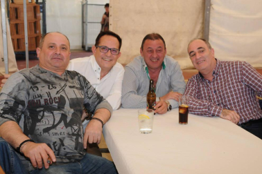Del 2 al 5 de este mes, los vecinos de Cárcar disfrutaron de sus Fiestas de marzo. La cámara de ¡Click! se acercó el viernes por la tarde para disfrutar del concierto organizado en la carpa de las escuelas, que corrió a cargo de la orquesta Nueva Alaska. Una vez finalizado, los allí reunidos se unieron a la tradicional 'Bajada al paredón', que contó con la ambientación de la txaranga Aburrecalles.