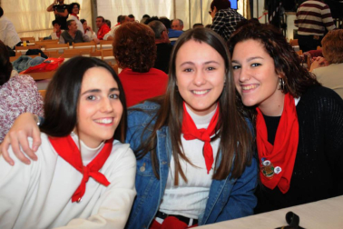 Del 2 al 5 de este mes, los vecinos de Cárcar disfrutaron de sus Fiestas de marzo. La cámara de ¡Click! se acercó el viernes por la tarde para disfrutar del concierto organizado en la carpa de las escuelas, que corrió a cargo de la orquesta Nueva Alaska. Una vez finalizado, los allí reunidos se unieron a la tradicional 'Bajada al paredón', que contó con la ambientación de la txaranga Aburrecalles.