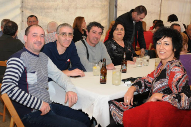 Del 2 al 5 de este mes, los vecinos de Cárcar disfrutaron de sus Fiestas de marzo. La cámara de ¡Click! se acercó el viernes por la tarde para disfrutar del concierto organizado en la carpa de las escuelas, que corrió a cargo de la orquesta Nueva Alaska. Una vez finalizado, los allí reunidos se unieron a la tradicional 'Bajada al paredón', que contó con la ambientación de la txaranga Aburrecalles.