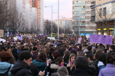 Multitudinaria manifestación por el Día de la Mujer en la capital navarra