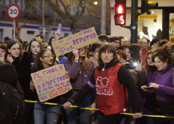 Multitudinaria manifestación por el Día de la Mujer en la capital navarra
