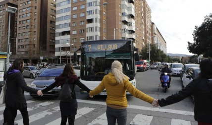Multitudinaria manifestación por el Día de la Mujer en la capital navarra