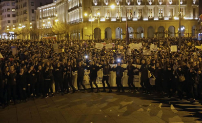 Multitudinaria manifestación por el Día de la Mujer en la capital navarra