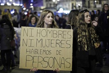 Multitudinaria manifestación por el Día de la Mujer en la capital navarra