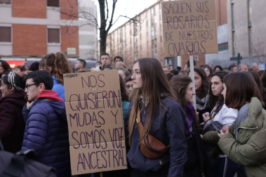 Multitudinaria manifestación por el Día de la Mujer en la capital navarra