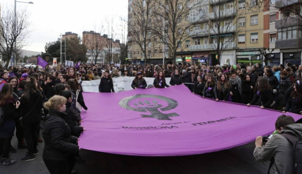 Multitudinaria manifestación por el Día de la Mujer en la capital navarra