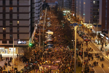 Multitudinaria manifestación por el Día de la Mujer en la capital navarra