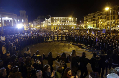 Multitudinaria manifestación por el Día de la Mujer en la capital navarra