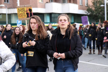 Multitudinaria manifestación por el Día de la Mujer en la capital navarra