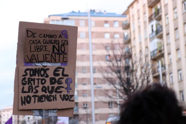 Multitudinaria manifestación por el Día de la Mujer en la capital navarra