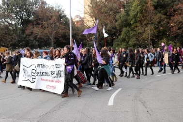 Multitudinaria manifestación por el Día de la Mujer en la capital navarra
