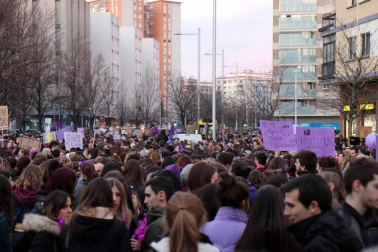 Multitudinaria manifestación por el Día de la Mujer en la capital navarra