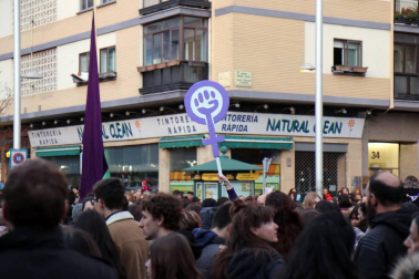 Multitudinaria manifestación por el Día de la Mujer en la capital navarra