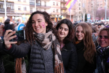 Multitudinaria manifestación por el Día de la Mujer en la capital navarra