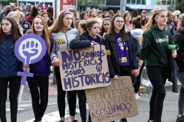 Multitudinaria manifestación por el Día de la Mujer en la capital navarra