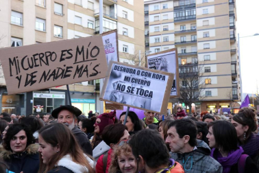 Multitudinaria manifestación por el Día de la Mujer en la capital navarra
