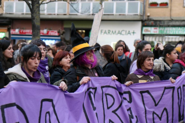 Multitudinaria manifestación por el Día de la Mujer en la capital navarra