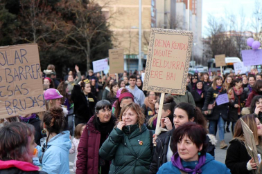 Multitudinaria manifestación por el Día de la Mujer en la capital navarra