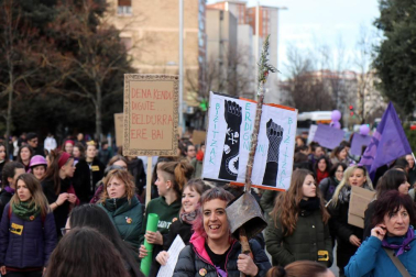 Multitudinaria manifestación por el Día de la Mujer en la capital navarra