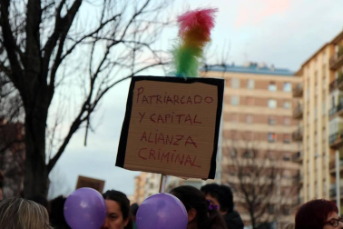 Multitudinaria manifestación por el Día de la Mujer en la capital navarra