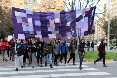 Multitudinaria manifestación por el Día de la Mujer en la capital navarra