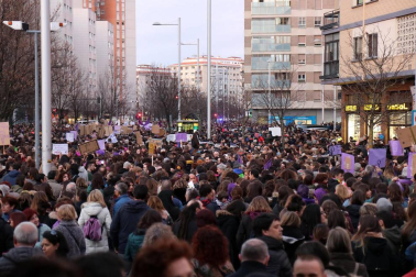 Multitudinaria manifestación por el Día de la Mujer en la capital navarra