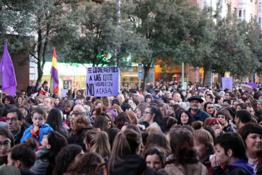 Multitudinaria manifestación por el Día de la Mujer en la capital navarra