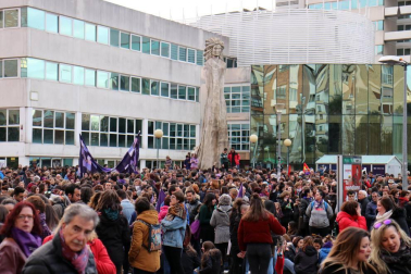 Multitudinaria manifestación por el Día de la Mujer en la capital navarra