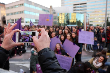 Multitudinaria manifestación por el Día de la Mujer en la capital navarra