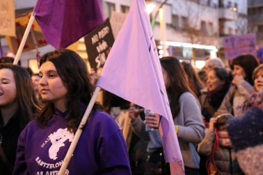 Multitudinaria manifestación por el Día de la Mujer en la capital navarra