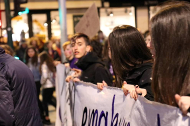Multitudinaria manifestación por el Día de la Mujer en la capital navarra