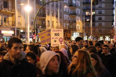 Multitudinaria manifestación por el Día de la Mujer en la capital navarra
