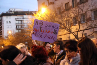 Multitudinaria manifestación por el Día de la Mujer en la capital navarra
