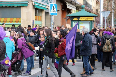 Multitudinaria manifestación por el Día de la Mujer en la capital navarra