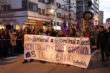 Multitudinaria manifestación por el Día de la Mujer en la capital navarra
