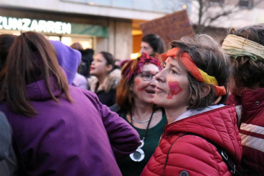 Multitudinaria manifestación por el Día de la Mujer en la capital navarra