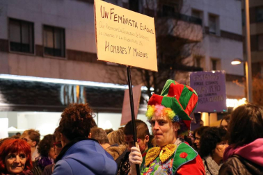 Multitudinaria manifestación por el Día de la Mujer en la capital navarra