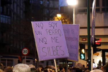 Multitudinaria manifestación por el Día de la Mujer en la capital navarra