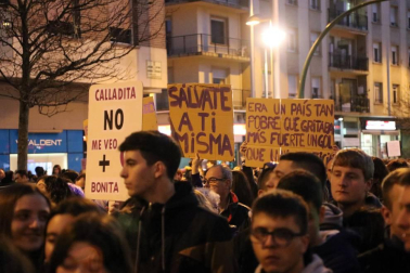 Multitudinaria manifestación por el Día de la Mujer en la capital navarra