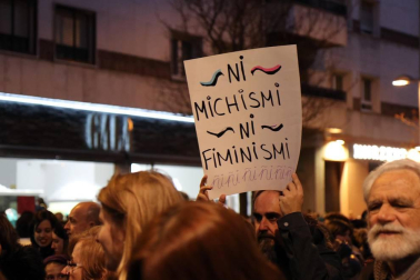 Multitudinaria manifestación por el Día de la Mujer en la capital navarra