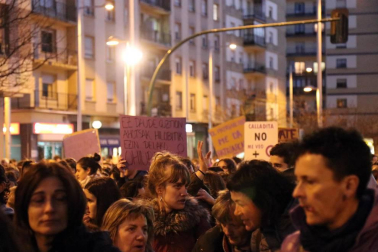 Multitudinaria manifestación por el Día de la Mujer en la capital navarra