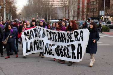 Multitudinaria manifestación por el Día de la Mujer en la capital navarra