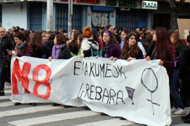 Multitudinaria manifestación por el Día de la Mujer en la capital navarra