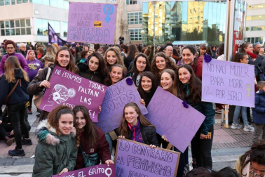 Multitudinaria manifestación por el Día de la Mujer en la capital navarra