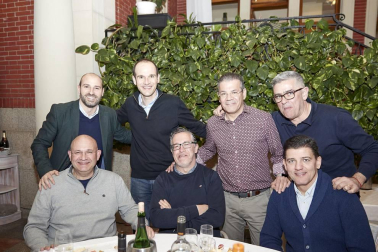 El sábado 2 de marzo el Restaurante El Colegio de Pamplona acogió una nueva edición de la Noche del pádel navarro, en la que se entregaron tanto los galardones a mejor jugador y mejor jugadora de la temporada 2018 como los trofeos de campeones y subcampeones de todas las competiciones por equipos de clubes celebradas durante la temporada pasada. A la gala asistieron miembros de Junta Directiva, Asamblea General, Comisiones y miembros de los equipos técnicos y arbitrales de la FNP, presidentes y representantes de clubes afiliados, técnicos, jugadores y aficionados en general, hasta completar los 125 asistentes.