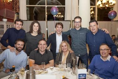 El sábado 2 de marzo el Restaurante El Colegio de Pamplona acogió una nueva edición de la Noche del pádel navarro, en la que se entregaron tanto los galardones a mejor jugador y mejor jugadora de la temporada 2018 como los trofeos de campeones y subcampeones de todas las competiciones por equipos de clubes celebradas durante la temporada pasada. A la gala asistieron miembros de Junta Directiva, Asamblea General, Comisiones y miembros de los equipos técnicos y arbitrales de la FNP, presidentes y representantes de clubes afiliados, técnicos, jugadores y aficionados en general, hasta completar los 125 asistentes.