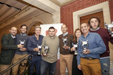 El sábado 2 de marzo el Restaurante El Colegio de Pamplona acogió una nueva edición de la Noche del pádel navarro, en la que se entregaron tanto los galardones a mejor jugador y mejor jugadora de la temporada 2018 como los trofeos de campeones y subcampeones de todas las competiciones por equipos de clubes celebradas durante la temporada pasada. A la gala asistieron miembros de Junta Directiva, Asamblea General, Comisiones y miembros de los equipos técnicos y arbitrales de la FNP, presidentes y representantes de clubes afiliados, técnicos, jugadores y aficionados en general, hasta completar los 125 asistentes.