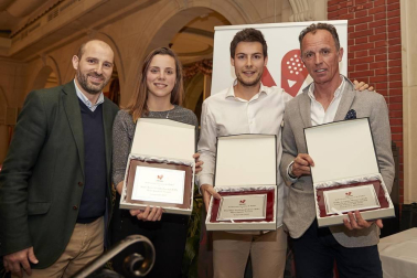 El sábado 2 de marzo el Restaurante El Colegio de Pamplona acogió una nueva edición de la Noche del pádel navarro, en la que se entregaron tanto los galardones a mejor jugador y mejor jugadora de la temporada 2018 como los trofeos de campeones y subcampeones de todas las competiciones por equipos de clubes celebradas durante la temporada pasada. A la gala asistieron miembros de Junta Directiva, Asamblea General, Comisiones y miembros de los equipos técnicos y arbitrales de la FNP, presidentes y representantes de clubes afiliados, técnicos, jugadores y aficionados en general, hasta completar los 125 asistentes.