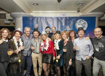 El sábado 2 de marzo el Restaurante El Colegio de Pamplona acogió una nueva edición de la Noche del pádel navarro, en la que se entregaron tanto los galardones a mejor jugador y mejor jugadora de la temporada 2018 como los trofeos de campeones y subcampeones de todas las competiciones por equipos de clubes celebradas durante la temporada pasada. A la gala asistieron miembros de Junta Directiva, Asamblea General, Comisiones y miembros de los equipos técnicos y arbitrales de la FNP, presidentes y representantes de clubes afiliados, técnicos, jugadores y aficionados en general, hasta completar los 125 asistentes.