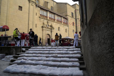 El equipo de rodaje de la película china 'Line Walker II' ha filmado esta semana en tafalla. la escena estrella ha sido la de una persecución de coches que se desarrolla durante un supuesto encierro de san fermín. cientos de navarros han participado en el rodaje como figurantes